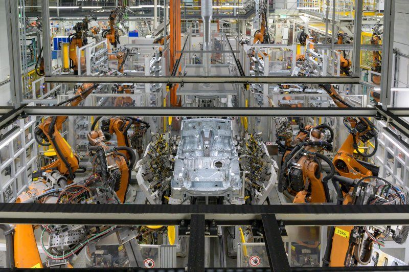 Für den Karosseriebau werden viele Roboterleistungen benötigt. Sie alle werden im Werk Dingolfing mit Gleichstrom angetrieben und sparen so eine Menge Energie (Bild: Lapp/Daniel Schvarcz).