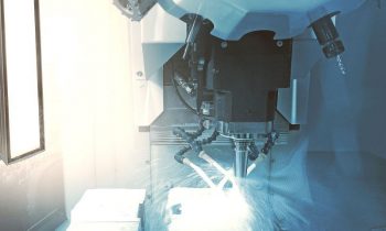 Beispiel für eine energieeffiziente und leuchtstarke LED-Maschinenleuchte im Einsatz (Bild: LED2Work).