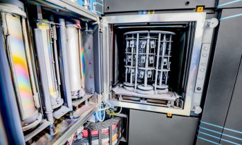 Durch den Einsatz von bis zu vier Targets können die Eigenschaften verschiedener Werkstoffe auf die Bauteile übertragen werden (Bild: Werz).