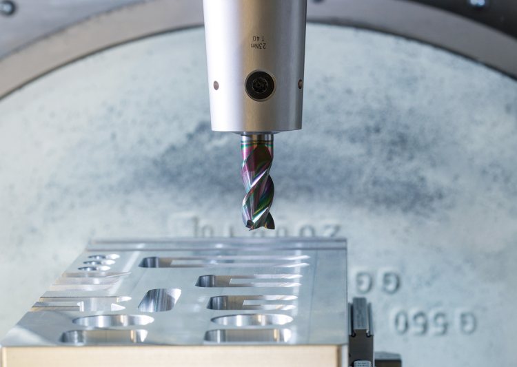Vollmetallfräser mit innovativer Strirngeometrie und großen Spanräumen ermöglichen individuelles Fräsen, Rampen und Bohren mit einem Werkzeug (Bild: Mapal).