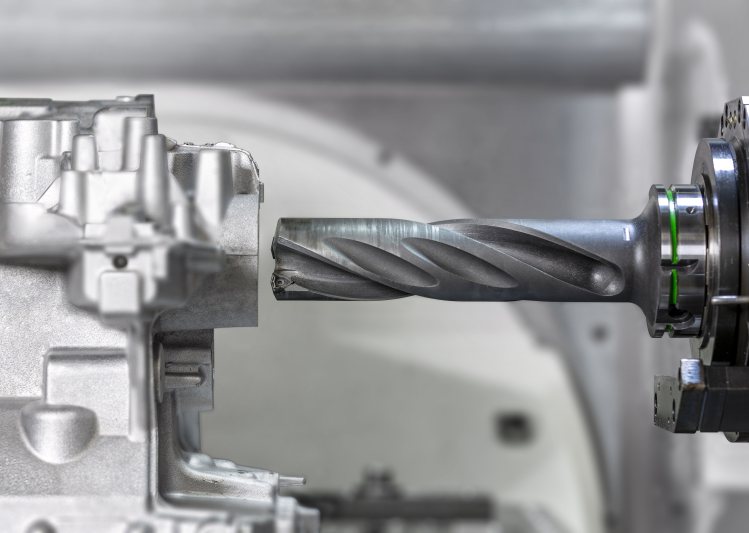 Schneiden mit Spanbrechergeometrie, hochpositive Schneidplatten und Wendeplattenbohrer erzeugen bei der Bearbeitung von Aluminium kurze kontrollierte Späne (Bild: Mapal).