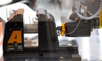 Die Erweiterung öffnet und schließt Schraubstöcke automatisch (Bild: Allmatic).