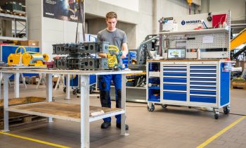 Flexibel und mobil einsetzbar sind die fahrbaren Werkbänke. So kann das Personal ganz einfach den Arbeitsplatz wechseln (Bild: Bedrunka+Hirth).