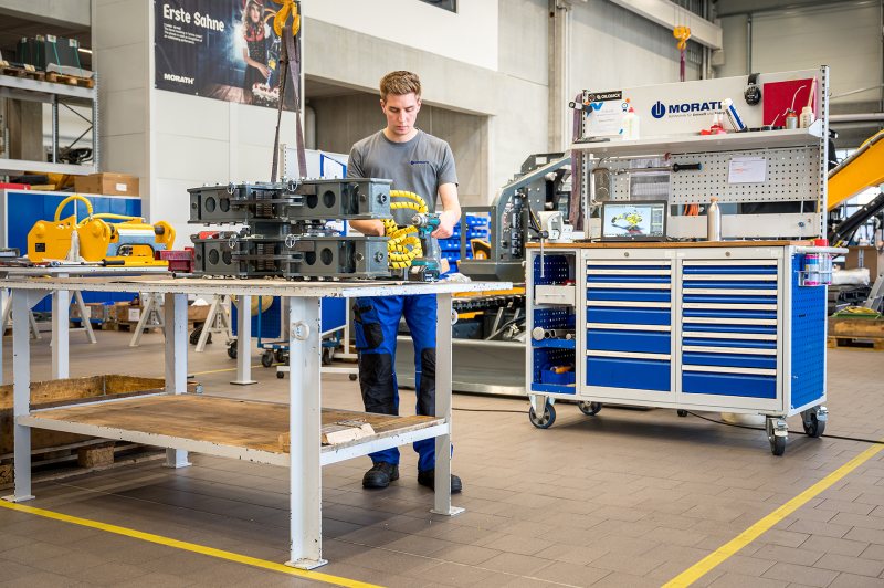 Flexibel und mobil einsetzbar sind die fahrbaren Werkbänke. So kann das Personal ganz einfach den Arbeitsplatz wechseln (Bild: Bedrunka+Hirth).