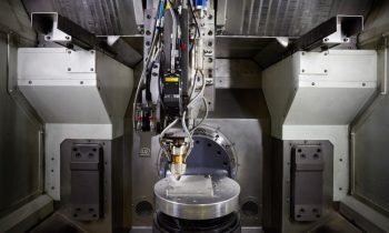 Versuchsanlage im H2Go-Projekt: Auf einer EHLA-Anlage werden Bauteile für Brennstoffzellen schnell und präzise mit Verschleißschutzschichten beschichtet (Bild: Fraunhofer ILT).