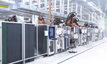 Beispielhafte Schutzeinrichtung für den Einsatz von Robotern (Bild: Minitec).
