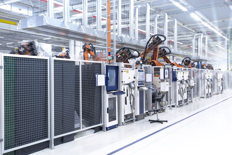 Beispielhafte Schutzeinrichtung für den Einsatz von Robotern (Bild: Minitec).