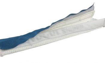 Flexible Positionierung an der Rundschlinge: Der Kantenschutz wird je nach Bedarf um einen oder zwei Stränge gelegt und mittels Klettverschlusses geschlossen (Bild: Spanset).