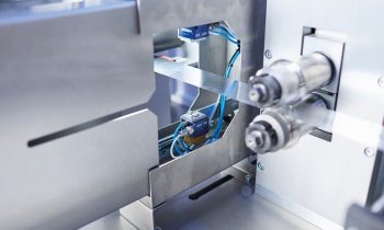 Die neue Beölungseinheit besprüht den Blechstreifen vor der Umformung mit einer präzise abgestimmten Menge Öl (Bild: Zeltwanger).