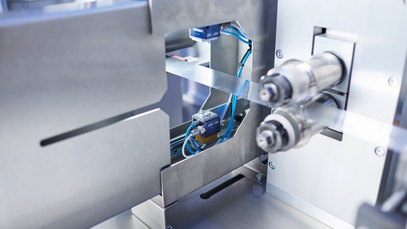 Die neue Beölungseinheit besprüht den Blechstreifen vor der Umformung mit einer präzise abgestimmten Menge Öl (Bild: Zeltwanger).