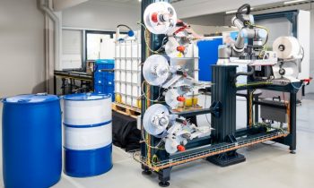 Die vollautomatische Etikettieranlage arbeitet mit Cobot, vier Etikettiersystemen und einem robotergeführten Riemenapplikator (Bild: Bluhm Systeme).