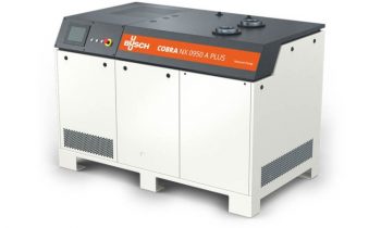 Bei Lorenz Hoffmann versorgt eine trockene Schrauben-Vakuumpumpe vier CNC-Fräsmaschinen mit dem benötigten Vakuum (Bild: Busch).