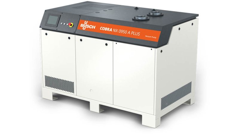 Bei Lorenz Hoffmann versorgt eine trockene Schrauben-Vakuumpumpe vier CNC-Fräsmaschinen mit dem benötigten Vakuum (Bild: Busch).