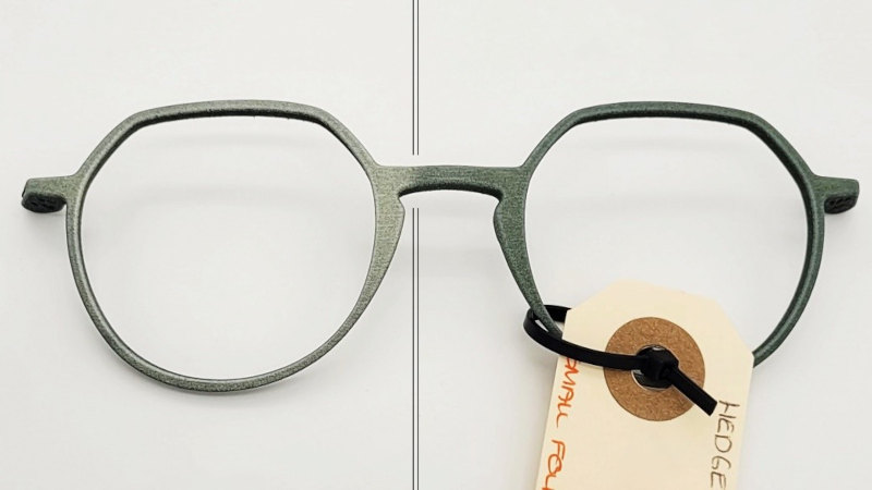 Links unbehandelt, rechts mit dem UV-Schutz behandelt, der hier ein 3D-gedrucktes Brillengestell vor dem Verblassen schützt (Bild: Diamant Polymer).