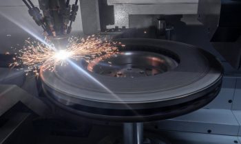 Per Laserauftragschweißen wird eine Hartstoffbeschichtung aufgebracht, die Bremsscheiben vor Korrosion und Verschleiß schützt (Bild: Emag).