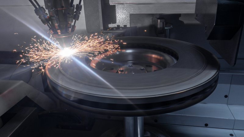 Per Laserauftragschweißen wird eine Hartstoffbeschichtung aufgebracht, die Bremsscheiben vor Korrosion und Verschleiß schützt (Bild: Emag).