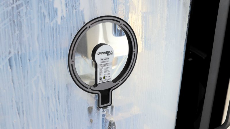 Das Drehfenster sorgt für klare Sicht in den Bearbeitungsraum der Werkzeugmaschine (Bild: Hema).