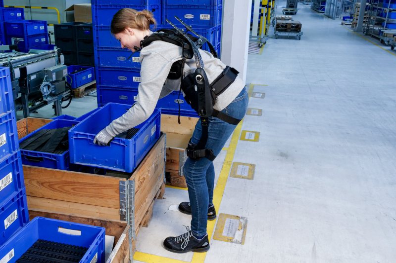 Exoskelette entlasten das Personal und tragen zur Mitarbeiterzufriedenheit bei (Bild: Schmalz).