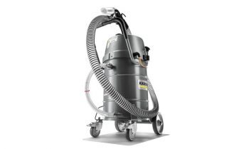 Der kompakte Industriesauger wird inklusive Standarddüse, Saugschlauch, Handgriff und Siebkorb geliefert (Bild: Kärcher).