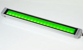 Als Aktor in eine IO-Link-Installation integriert, lässt sich die LED-Industrieleuchte zur Ausleuchtung von Arbeitsbereichen sowie als Signalleuchte verwenden (Bild: LED2Work).