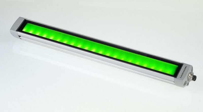 Als Aktor in eine IO-Link-Installation integriert, lässt sich die LED-Industrieleuchte zur Ausleuchtung von Arbeitsbereichen sowie als Signalleuchte verwenden (Bild: LED2Work).