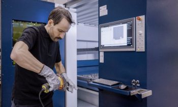 Ein KI-Asssitent optimiert die Parameter passend zum Material. Dafür muss nur mit einem Handscanner ein Foto der Schnittkante aufgenommen werden, den Rest übernimmt die KI (Bild: Trumpf).