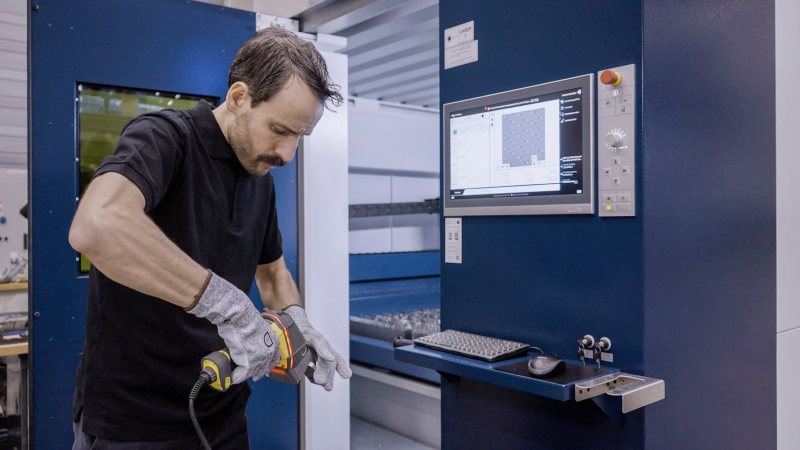 Ein KI-Asssitent optimiert die Parameter passend zum Material. Dafür muss nur mit einem Handscanner ein Foto der Schnittkante aufgenommen werden, den Rest übernimmt die KI (Bild: Trumpf).