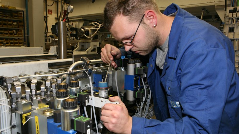 Auf der sicheren Seite sind Anlagenbetreiber mit Rundum-Paketen zur professionellen Betreuung einer Produktionsmaschine im Rahmen eines umfassenden After Sales-Service inklusive Ersatzteilmanagement. (Bild: SSB).