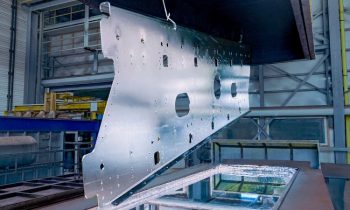 Die verzinkten Seitenteile des Siebkastens sind 2,5 m hoch, 5 m lang und 8 mm stark. Ihr Gewicht beträgt eine Tonne (Bild: Zinq).