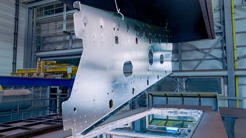 Die verzinkten Seitenteile des Siebkastens sind 2,5 m hoch, 5 m lang und 8 mm stark. Ihr Gewicht beträgt eine Tonne (Bild: Zinq).