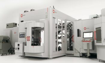 Das neue Robotersystem mit zwei adaptierten 5-Achs-Bearbeitungszentren (Bild: Hermle).