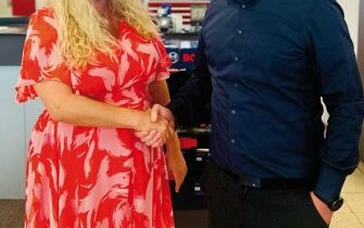 Christopher Schaus (Wemag) und Vanessa Weber (Werkzeug Weber) freuen sich auf die Zukunft (Bild: Wemag).