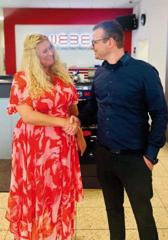 Christopher Schaus (Wemag) und Vanessa Weber (Werkzeug Weber) freuen sich auf die Zukunft (Bild: Wemag).