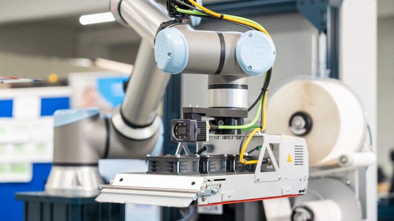 Beispiel für eine robotergestützte Etikettierung (Bild: Bluhm).