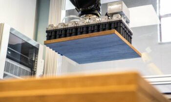 Mit Vakuum-Greifsystem, 3D-Kamera und KI-gestütztenr Software packt das Kit variierende Werkstücke vollautomatisch (Bild: Schmalz).