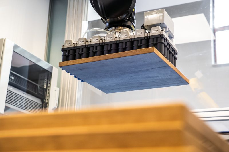 Mit Vakuum-Greifsystem, 3D-Kamera und KI-gestütztenr Software packt das Kit variierende Werkstücke vollautomatisch (Bild: Schmalz).