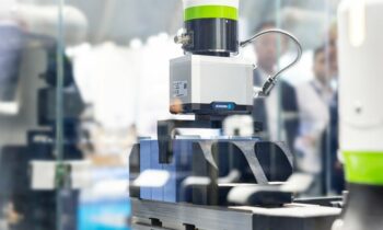 Durch abgestimmte Komponenten entstehen passgenaue Applikationen für unterschiedliche Branchen, wie hier am Beispiel des Batteriezellhandlings (Bild: Schunk).