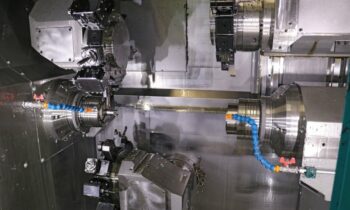Schumag setzt die Produktionsdrehautomaten zur Bearbeitung komplexer Bauteile im Durchmesserbereich 15 bis 65 Millimeter ein. Aus den drei Revolvern und großen Verfahrwegen resultieren eine hohe Flexibilität und kurze Taktzeiten (Bild: Index).