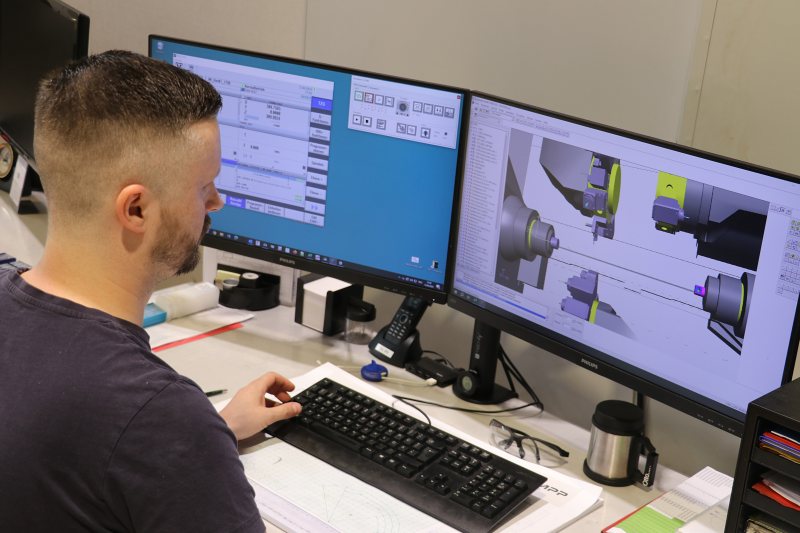 Schumag-Kurzdrehspezialist Benjamin Ottovordemgenschenfelde programmiert am PC mit der virtuellen Maschine von Index. Durch die anschließend am PC durchgeführte Kollisionsbetrachtung weiß er bereits bevor die Artikel bemustert werden, ob die Verfahrwege ausreichen, und erhält eine Aussage zur Taktzeit (Bild: Index).