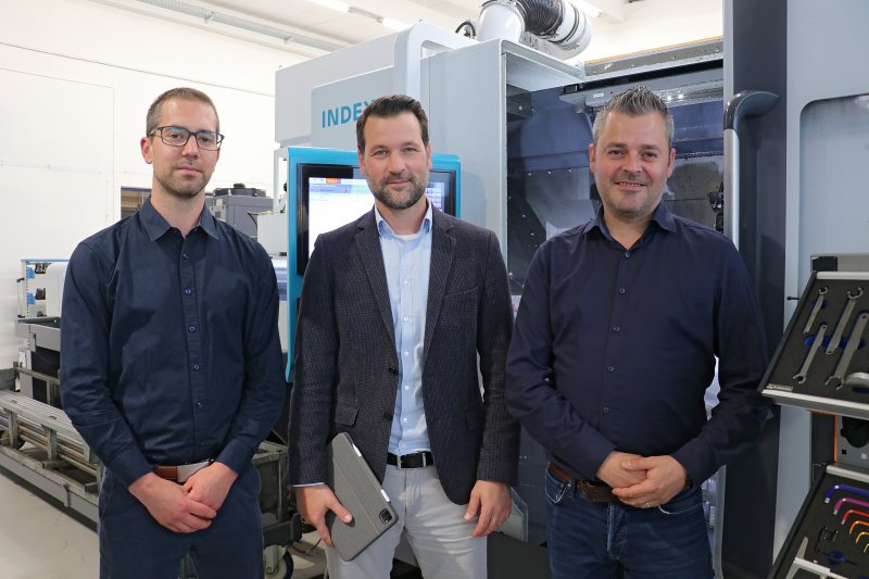 Die Schumag-Mitarbeiter Kevin Frantzen (li.) und Christoph Daniels (re.) haben Gebietsverkaufsleiter Gökmen Karaca gerne in ihrer Mitte (Bild: Index).