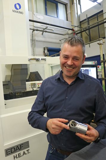 Christoph Daniels, Leiter Productivity, freut sich über die neue Erodiermaschine »EDAF3« von Makino, die unter anderem zum Erodieren der Notlaufflächen an »Tapped Bodys« eingesetzt wird (Bild: Index).