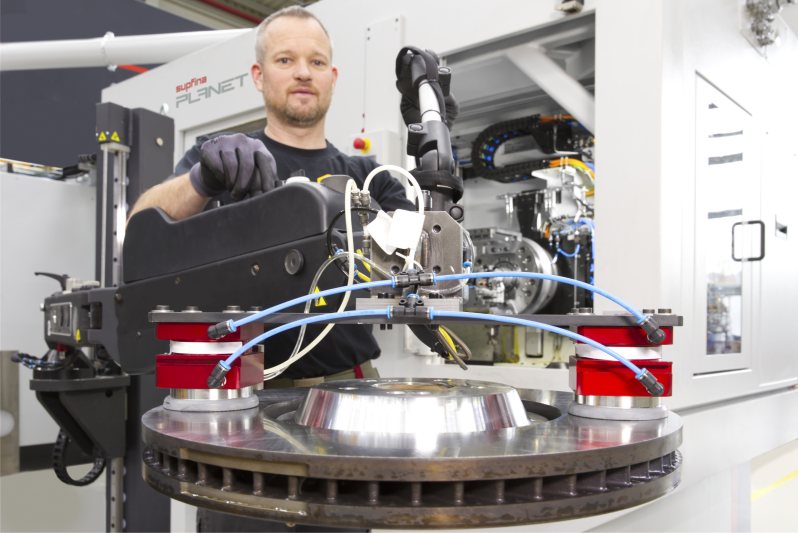 Manuelle Be- und Entladung der »Planet BD«. Für Großserien können komplette Automationen integriert werden (Bild: Supfina).