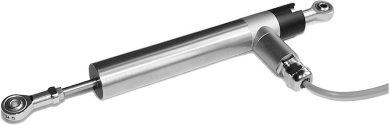 Mit Schutzrohr versehener Wegaufnehmer für Heavy-Duty-Anwendungen (Bild: abj sensorik).