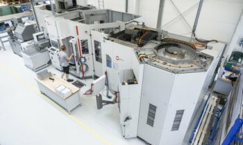 Seit 2022 nutzt Condor zwei 5-Achs-Bearbeitungszentren mit angeschlossenem Robotersystem. Die Bearbeitungszentren werden über den Roboter automatisch mit Werkstücken versorgt (Bild: Hermle).