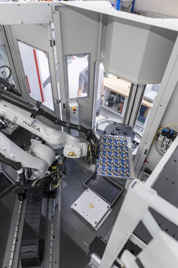 mit Platz für jeweils acht Paletten. Die »Condor-Universalmatrizen« lassen sich durch das 3D-gedruckte Stecksystem (blau) variabel an unterschiedliche Werkstückformen und -zahlen anpassen (Bild: Hermle).
