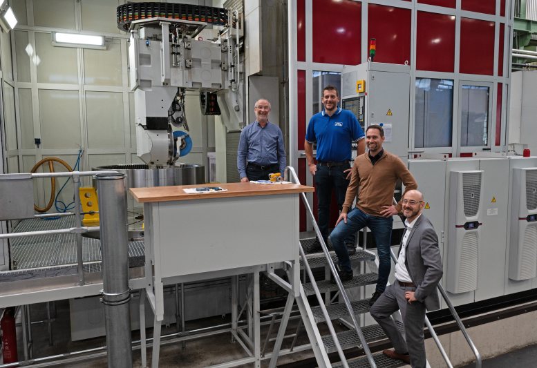 Das Team der Ott Zahnradfertigung, v. l.: Siegfried Nill, Roland Löffler und Jens Haag mit Markus Reißenweber von Kapp Niles (Bild: Martin Witzsch).