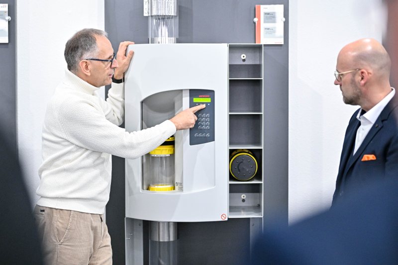 An den Einwurf- oder Entnahmestationen können die Rohrpostbüchsen versandt und auch wieder entnommen werden. Durch die Eingabe einer Codenummer landet die Büchse am richtigen Ziel (Bild: Lapp).
