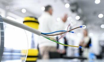 Die eigens für aerocom entwickelte Sonderleitung wird am Rohrsystem der Rohrpostanlagen entlang verlegt. (Bild: Lapp)