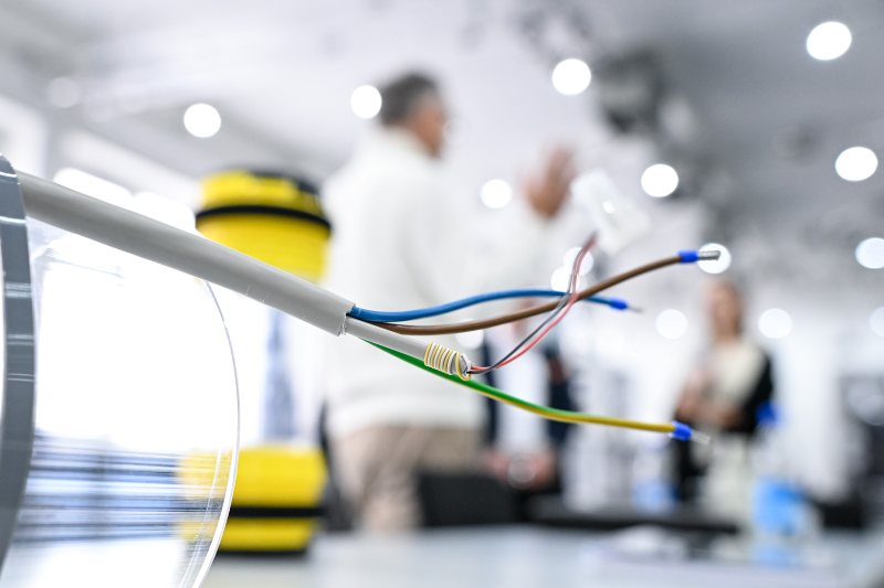 Die eigens für aerocom entwickelte Sonderleitung wird am Rohrsystem der Rohrpostanlagen entlang verlegt. (Bild: Lapp)