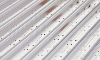 Bestückte Leiterplattenmodule sind die Herzstücke moderner und hochwertiger LED-Industrieleuchten (Bild: LED2Work).